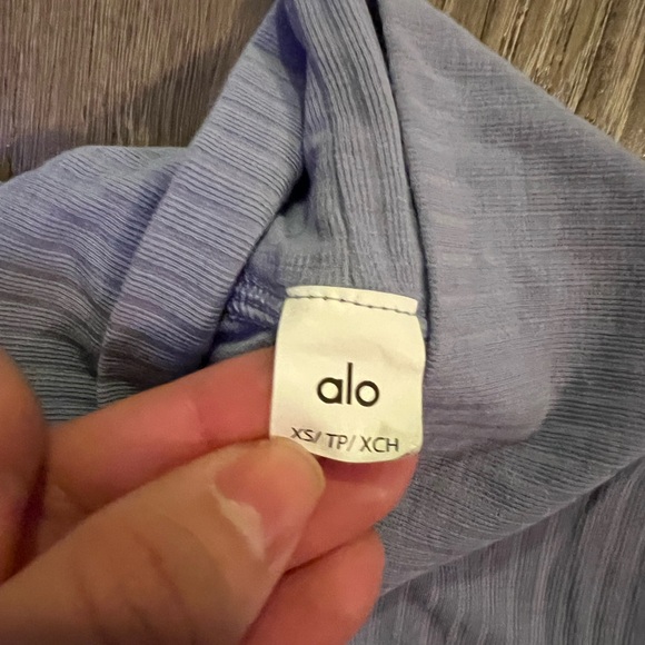 Alo yoga Ribbed Sea Coast Cropped Turtleneck Tank - Picture 5 of 6